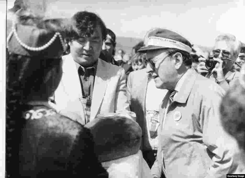 "Невада-Семей" антиядролық қозғалысының жетекшісі Олжас Сүлейменов (ортада) Қарауыл төбедегі митингілердің бірінде.