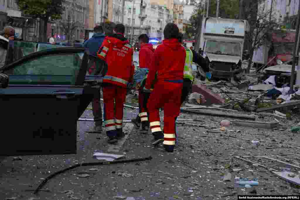 Спасатели пытаются оказать помощь раненым 