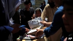 خانواده‌های قربانیان حمله به مکتب سیدالشهدا در غرب کابل