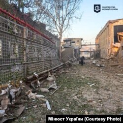 Територія виправної колонії в селі Біленьке після російського обстрілу 29 липня 2025 року