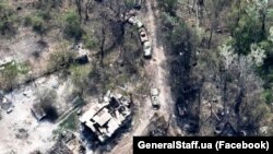 Згоріла техніка армії Росії після ударів ЗСУ на березі річки Сіверський Донець на Донбасі. Фото оприлюднене 12 травня 2022 року Генеральним штабом Збройних сил України