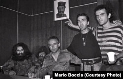 Sllavko Alleksiq (majtas) me vullnetarë serbë; i pari në të djathtë një vullnetar nga Greqia, pranë tij një vullnetar nga SHBA-ja me origjinë serbe. Fotografia iu dha Radios Evropa e Lirë nga autori Mario Boccia - ekskluzivisht për qëllimet e këtij artikulli.