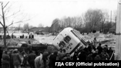 Один із трамваїв, який потрапив під грязьовий потік. Фото ГДА СБУ