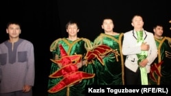 "Көшкін" спектаклін ойнаған артистер. Алматы, 14 наурыз 2012 жыл.  