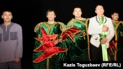 Актеры, сыгравшие в спектакле "Лавина". Алматы, 14 марта 2012 года.  