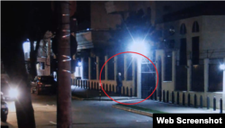 Captură de ecran din imaginile video prezentate de SIS, în care ar fi deputatul Alexandr Nesterovschi în fața Ambasadei Federației Ruse la Chișinău, în seara zilei de 18 martie 2025