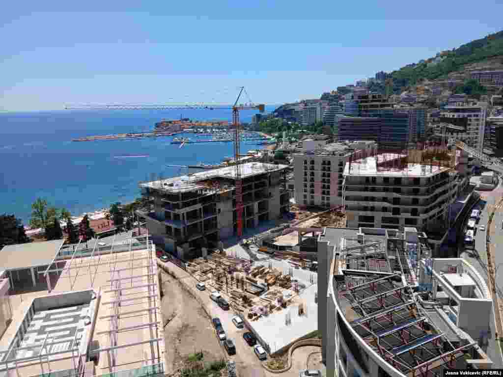 Najatraktivnije lokacije u Budvi, gotovo na samoj pjeni od mora, rezervisane su za izgradnju apartmana. Tako se obala od Starog grada do Zavale ubrzano "urbanizuje" betonskim višespratnicama.