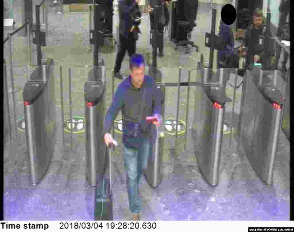 Подозреваемые ("Петров", а за его спиной "Боширов") проходят паспортный контроль в лондонском аэропорту Хитроу. Воскресенье, 4 марта, 19:28.&nbsp;