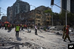 Echipele de salvare și personalul militar la locul în care a căzut rachetă iraniană în Ramat Gan, Israel, 19 iunie 2025.