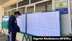 Избиратель на одном из участков Бишкека. 11 апреля 2021 года.