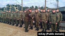 Командир белорусского 56-го отдельного полка связи подполковник Павел Чайка встречает российских военных из 200-й отдельной мотострелковой бригады вместе с техникой на станции Озерище под Минском, 30 апреля 2025 года