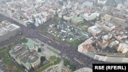 Imagine din dronă de la un protest din Belgrad car a avut loc în ultimul an.