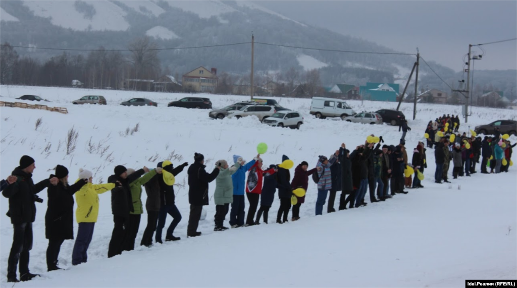 Активисты простояли в "Живой цепи" около часа, периодически скандируя лозунги "Куштау, живи!", "Куштау, йәшәһен!", "Пока мы едины, мы непобедимы!"