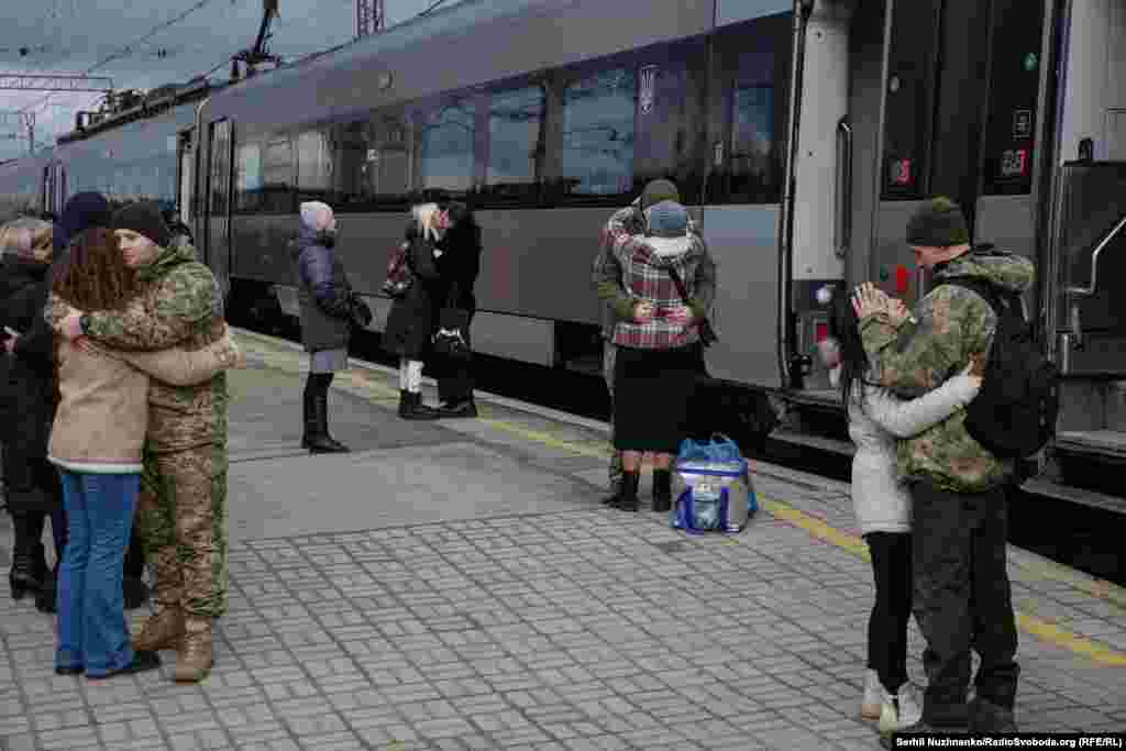 Возови патуваа кон Краматорск од цела Украина, вклучувајќи ги Ивано-Франкивск и Лвов, во западните региони на Украина, како и Херсон, јужен град кој е речиси секојдневно нападнат од руските сили на спротивните брегови на реката Днепар.