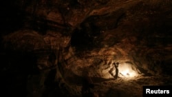 د پنجاب د کېوړې د مالګې په کان کې یو مزدور کار کوي - انځور له ارشیفه. 