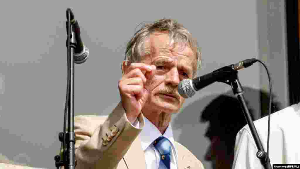 Мустафа Джемілєв на мітингу пам'яті жертв депортації. Крим, Сімферополь, 18 травня 2013 року