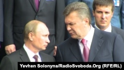 Russian Vladimir Putin (left) has discussed imports by phone with his Ukrainian counterpart Ukraine Viktor Yanukovych. (file photo)