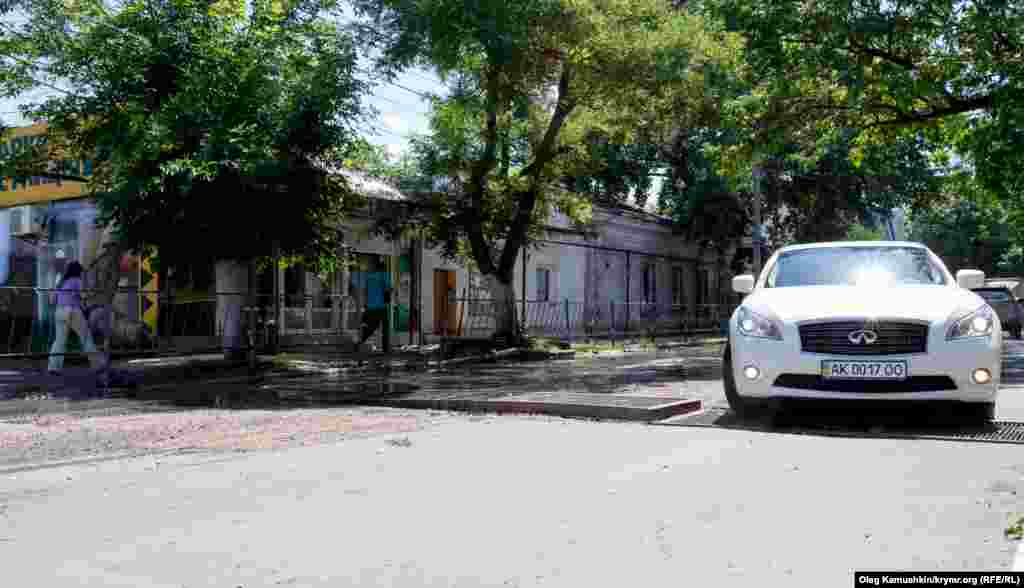 Водіям доводиться об'їжджати перешкоду по зустрічній смузі