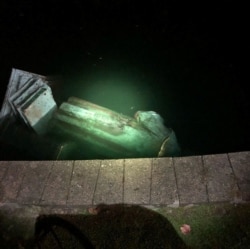 Statuie a lui Cristofor Columb, aruncată în lac