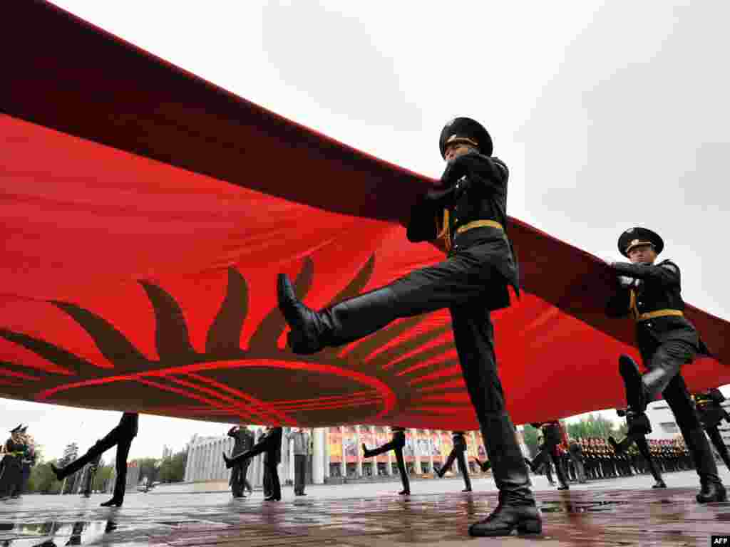 Государственный флаг Кыргызстана, который неоднократно пытались изменить за двадцать лет независимой&nbsp;истории.&nbsp;