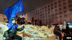 Флаг Евросоюза на украинских баррикадах - 11 декабря 2013 года