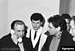Ion Iliescu și Petre Roman în 22 decembrie 1989, pregătindu-se să preia puterea.