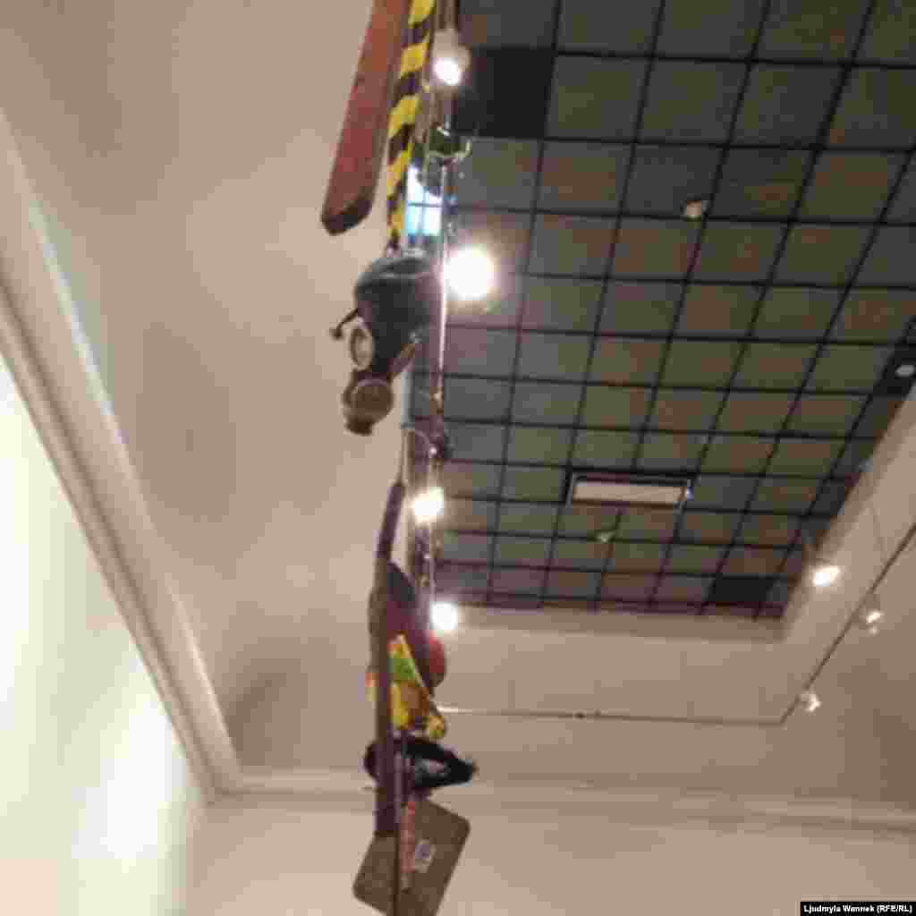 чи оцінити, якими завбільшки були кирки, сокири, протигази чи каски, які в одній із зал тут підвішені над головою.