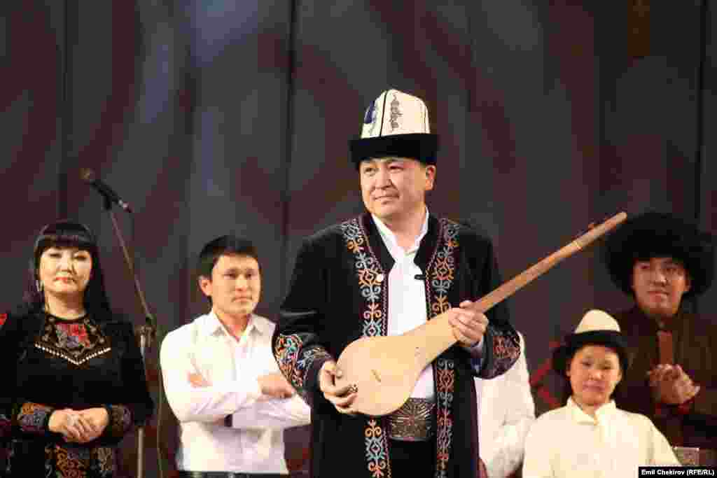 Элмирбек Иманалиев чыгармачылыгынын 20 жылдыгына арналган кечеде. 17-ноябрь, 2013-жыл 