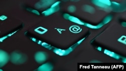 Шкідливі документи містили макрос, який під час відкриття файлів приховано завантажував програму для віддаленого управління комп’ютером, пояснюють у відомстві