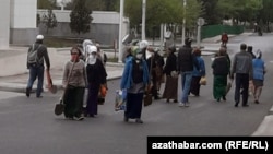 Azatlygyň ýerli söhbetdeşleri prezidentiň saparlarynyň dowamynda sebitiň adaty durmuşynyň doly togtaýandygyny aýdýarlar.