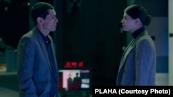 Actorii români Iulian Postelnicu și Ada Lupu, într-o scenă din serialul Plaha. 