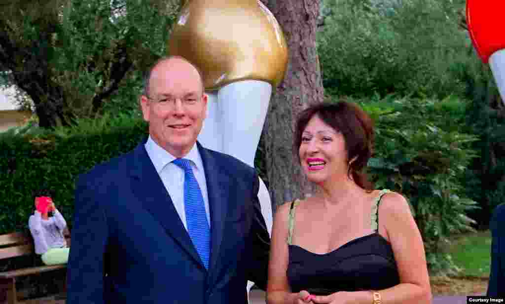 Князь Монако&nbsp;Альбер II&nbsp;також захворів на коронавірус. Про це 19 березня заявили представники двору династії Гримальді. Наразі його стан задовільний. Позитивний результат тесту на Covid-19 отримав і прем'єр Монако Серж Телль