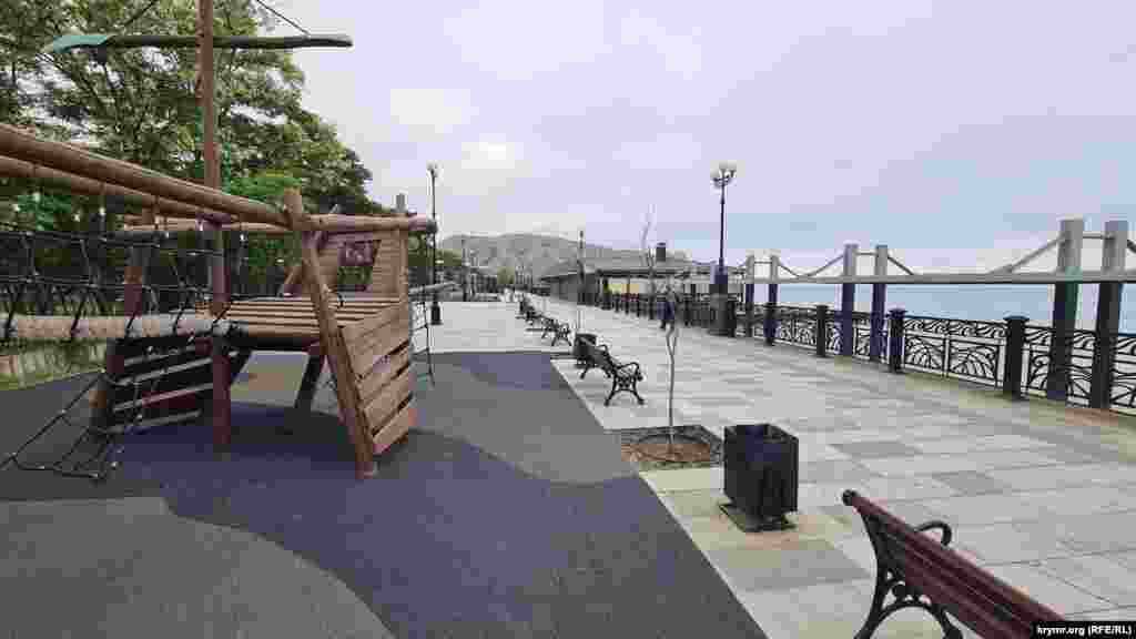 Сухі деревця на набережній, ніби німий закид безгосподарності місцевої влади. Судак, Крим, початок червня 2025 р.