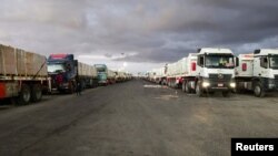 Camioane care transportă ajutoare cu destinația Gaza se îndreaptă spre punctul de trecere a frontierei dintre Egipt și Fâșia Gaza, în urma unui acord între Israel și Hamas privind încetarea focului.