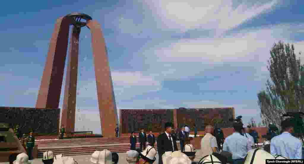 2016-жылдын баш оона жана аяк оона айларында кыргызстандыктар 1916-жылкы улуттук боштондук көтөрүлүштүн 100 жылдыгына арналган эскерүү жөрөлгөлөрүн өткөрүүнү улантышты. "Ата-Бейитте". 02.9.2016.&nbsp;