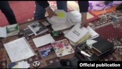 “Хизб ут-Тахрир” уюмуна мүчө адамдын үйүнөн табылган материалдар. Иллюстрациялык сүрөт.