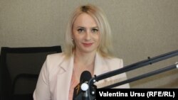 Angela Pojoga în studioul Europei Libere de la Chișinău 