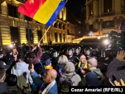 Câteva sute de persoane protestează față de decizia BEC (Biroul Electoral Central) de a respinge candidatura lui Călin Georgescu la alegerile prezidențiale - Bucurști, 9 martie 2025.