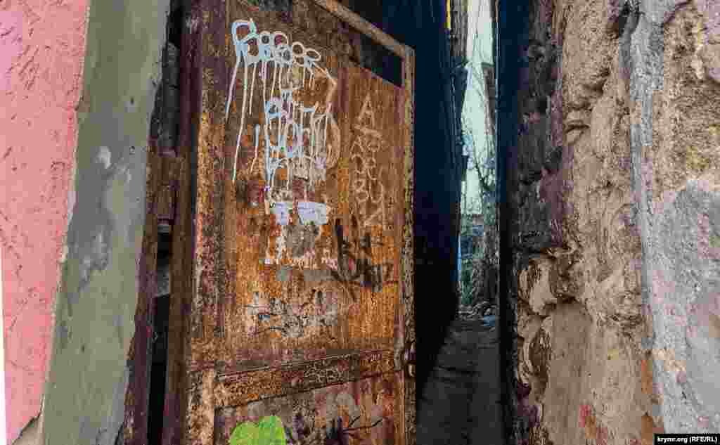 Bu eski evler arasında tar bir keçiş