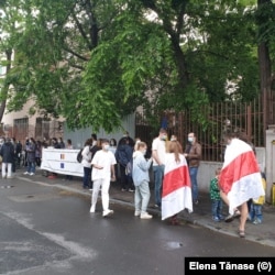 Câteva zeci de români s-au adunat duminică în fața ambasadei Belarusului pentru a-și manifesta solidaritatea cu poporul belarus