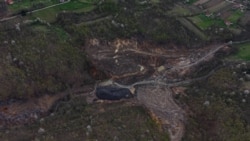 Raskopana zemlja i uništena okolina ostali nakon rudarenja u okolini Prijedora