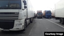 Кыргыз жүк ташуучулары 6-июлдан бери орус-украин чек арасында жылбай турат. 