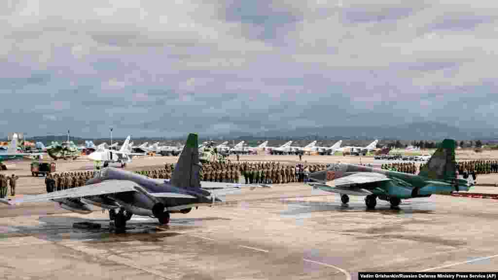 Postrojavanje ruskih trupa na pisti vazdušne baze Hmeimim u martu 2016. U izvještaju britanske obavještajne službe navodi se da je "rusko davanje prioriteta sukobu u Ukrajini degradiralo sposobnost i kapacitet Rusije da zadrži Assadov režim na vlasti". &nbsp;