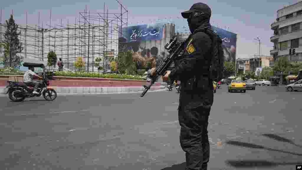 Član Iranske revolucionarne garde patrolira u centru Teherana usred nedavnih neprijateljstava sa Izraelom.