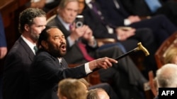 4 მარტს, აშშ-ის კონგრესის წინაშე პრეზიდენტ დონალდ ტრამპის გამოსვლისას დემოკრატმა კონგრესმენმა ელ გრინმა მისი პოლიტიკა გააპროტესტა, რის შემდეგაც დარბაზიდან გაიყვანეს