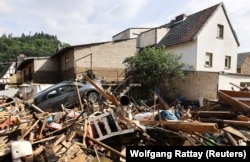 Urmările inundațiilor în Dernau, Germania.