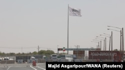 بیرق های طالبان و ایران در منطقه سرحدی اسلام قلعه در هرات 