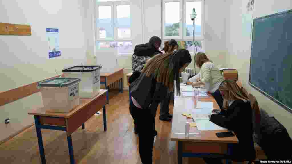 Qytetarë duke votuar në zgjedhjet lokale në një qendër votimi në Mitrovicën e Veriut, 12 tetor 2025.