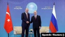 د روسیې ولسمشر ولادیمیر پوتین په قازقستان کې له خپل ترکي سیال رجب طیب اردغان سره ستړي مه شي کوي - پخوانی انځور. 