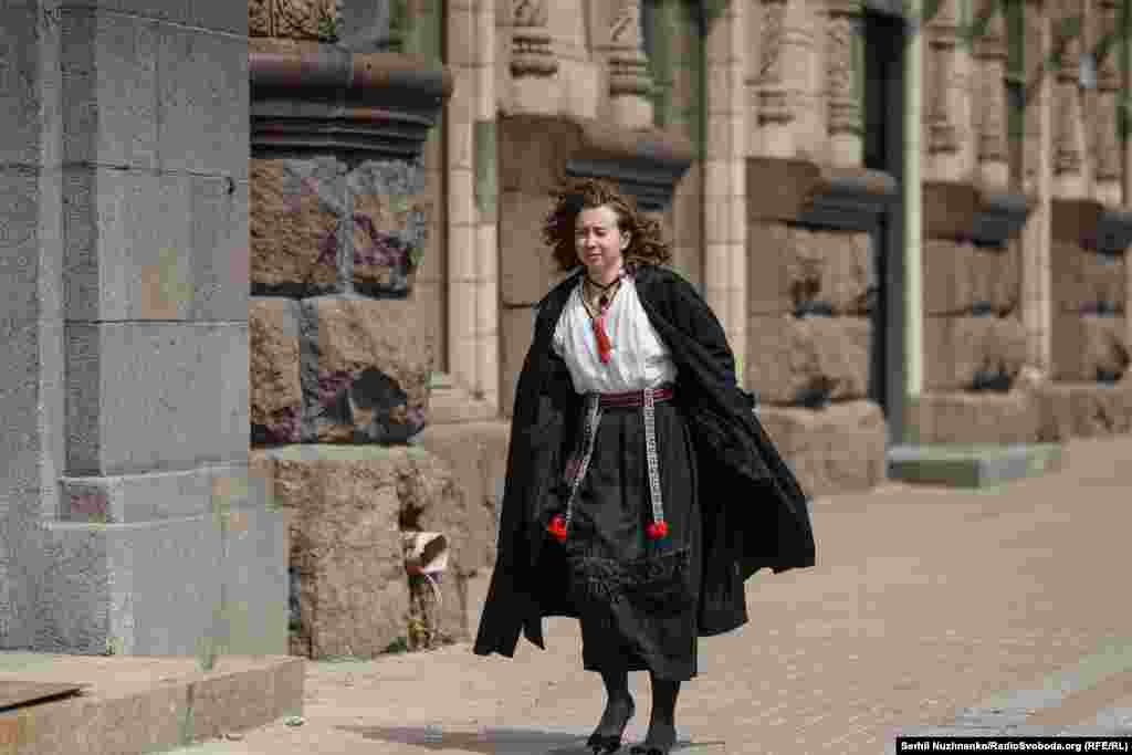 На цьому фото Тетяна на одній із вулиць Києва. Про свою вишиту сорочку дівчина розповіла, що «Це сучасна стилізація української вишиванки. Це українські дизайнери. Всім раджу. Це надзвичайно красиво і з сенсами» 